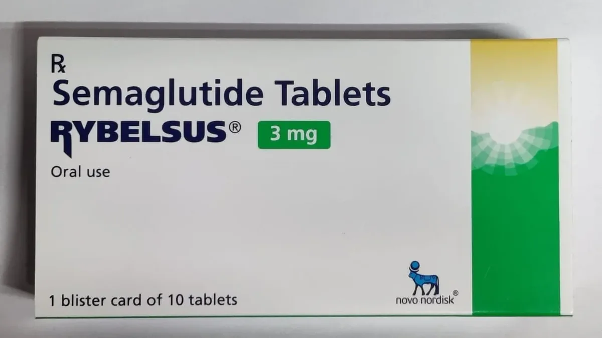 医生正在查看厄达替尼3mg用药患者的CT复查影像