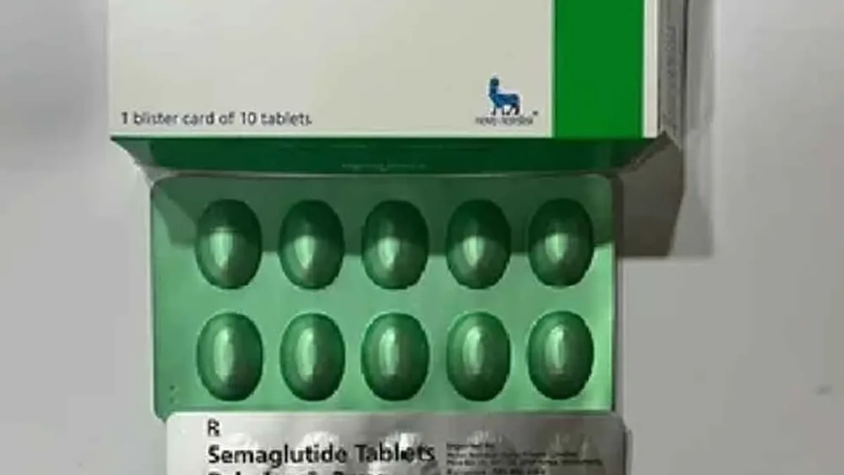 厄达替尼3mg药品包装盒与疫苗预约单放在一起